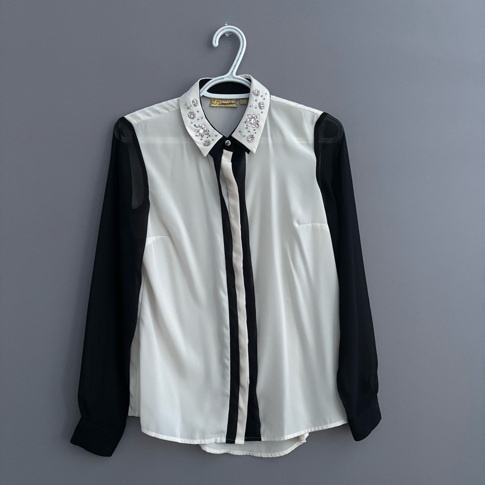 Princess Vera Wang Small Black and White Embellished Collar Button Down Blouse